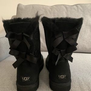 UGG Bailey Bow II excellent condition 9 black